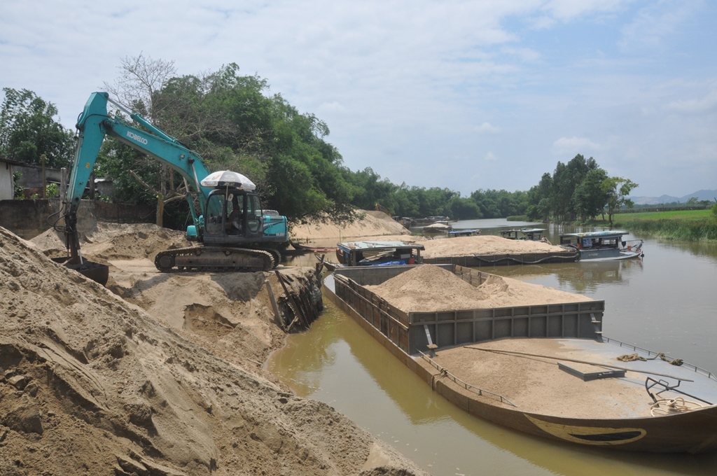 Siết khai thác cát sỏi lòng sông Vu Gia Thu Bồn